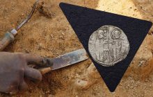 Унікальну срібну монету з зображенням Ісуса знайшли у середньовічному місті (фото)