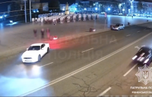 "Одна Україна - два світи": в Рівному водій "дрифтував" на тлі фото загиблих воїнів (відео)