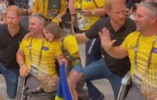 Принц Гаррі на "Іграх нескорених" став на коліно поруч з українцем, що втратив ноги (відео)