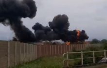 В Италии падающий реактивный самолет задел машину с детьми (видео)