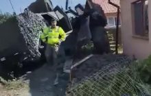 Бойова машина НАТО попала в ДТП в Румунії: броньовик "зніс" паркан будинку (відео)