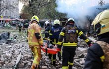 У Черкасах під завалами зруйнованого ракетою готелю можуть бути люди (відео)