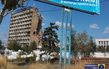 Зруйновані квартали і могили у дворах: Андрющенко показав реалії Маріуполя (фото, відео)