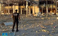 Удар окупантів по Одесі: під завалами на складі з зерном знайшли двох загиблих