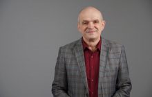 "Политики поставлены в такие условия, что могут зарабатывать лишь грабя экономику", - экономист Михаил Чернышев