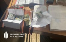 Намагалась з’їсти стодоларову купюру: на Львівщині затримали посадовицю МСЕК (фото)