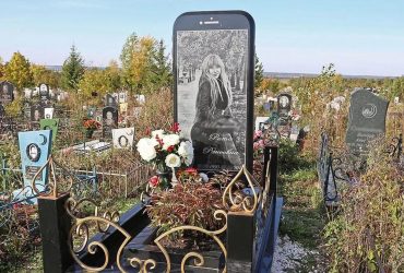 На могилі дівчини встановили гігантський iPhone: хто замовив незвичний надгробок