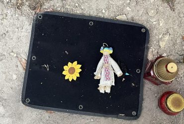 Из могилы пилота Джуса украли памятные шевроны (фото)