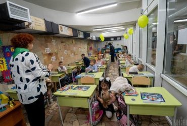 Война загнала в метро: как харьковские школьники учатся в подземке (фоторепортаж)