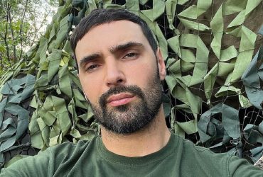 Козловский похвастался обедом на фронте: Донбасская корчма посреди посадки (видео)