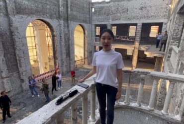 На руїнах драмтеатру: китайська співачка заспівала Катюшу в Маріуполі (відео)