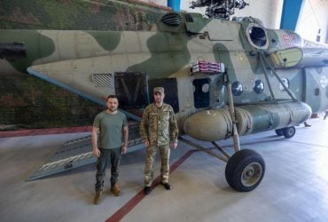 Зеленский и Буданов показали трофейный российский вертолет Ми-8 (фото)