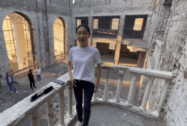 Співачка з Китаю заспівала Катюшу на руїнах Драмтеатру в Маріуполі: у МЗС України жорстко відреагували