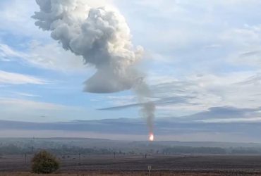 Под Саратовом прогремел мощный взрыв: бушует гигантское пламя (видео)