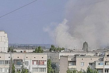 Росіяни скинули авіабомбу на житловий квартал окупованої Нової Каховки (відео)