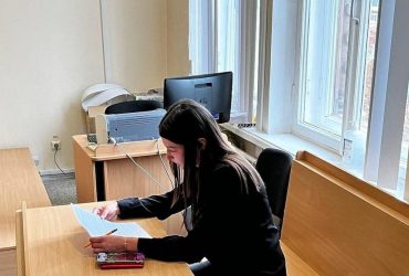 Жінці, яка була в авто застреленого патрульним чоловіка, присудили домашній арешт