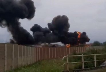 В Італії падаючий реактивний літак зачепив машину з дітьми (відео)