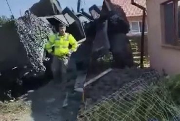 Боевая машина НАТО попала в ДТП в Румынии: броневик снес забор дома (видео)