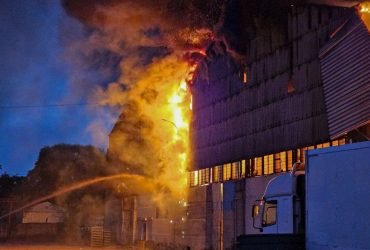 Утренняя атака на Львов: уничтожены три склада с гуманитаркой, есть жертва (видео)