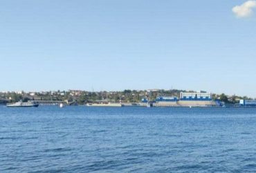 Иначе им не спастись: РФ отводит корабли из Севастопольской бухты (фото)