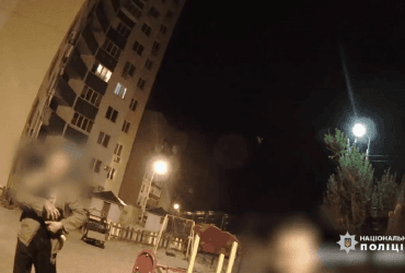 В Киеве среди ночи пьяная женщина хотела избавиться от 5-месячного ребенка (видео)