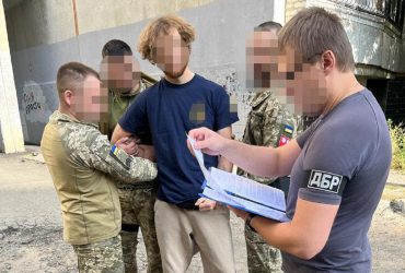 Втік зі служби і зухвало закликав його спіймати: ДБР затримало військового (відео)