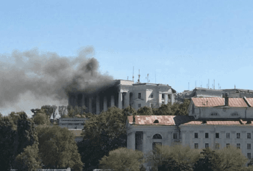 Точно в цель: спутник показал разгромное уничтожение штаба ЧФ РФ в Севастополе (видео)