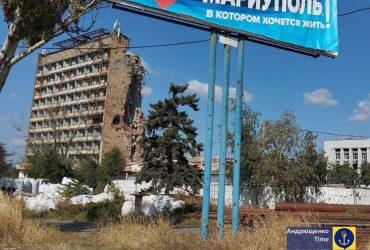 Зруйновані квартали і могили у дворах: Андрющенко показав реалії Маріуполя (фото, відео)