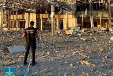 Удар окупантів по Одесі: під завалами на складі з зерном знайшли двох загиблих