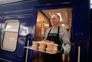 Готуємось до блекаутів: Укрзалізниця створила перший у світі автономний поїзд-кухню (фото)