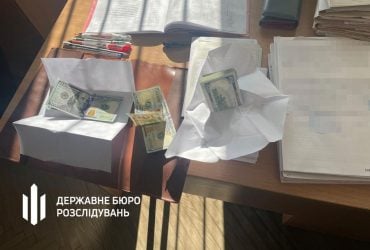Намагалась з’їсти стодоларову купюру: на Львівщині затримали посадовицю МСЕК (фото)