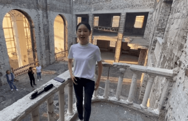 Співачка з Китаю заспівала "Катюшу" на руїнах Драмтеатру в Маріуполі: у МЗС України жорстко відреагували