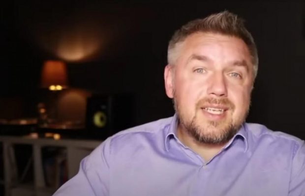 Блогер викрив ведучого "Супермами" Дмитра Карпачова: "За освітою не психолог"