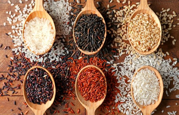 Білий, бурий, червоний чи пропарений: який рис найкорисніший і кому його їсти не можна