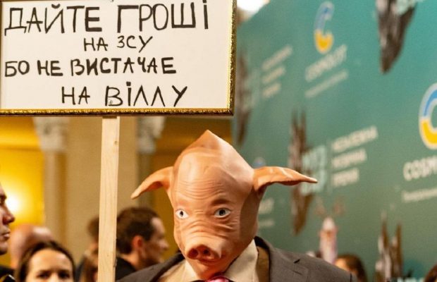Відомий співак влаштував провокацію у масці свині: що він зробив