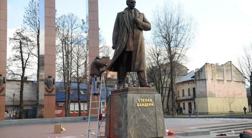 Надругательство над памятником Бандере во Львове: как наказали заказчицу преступления