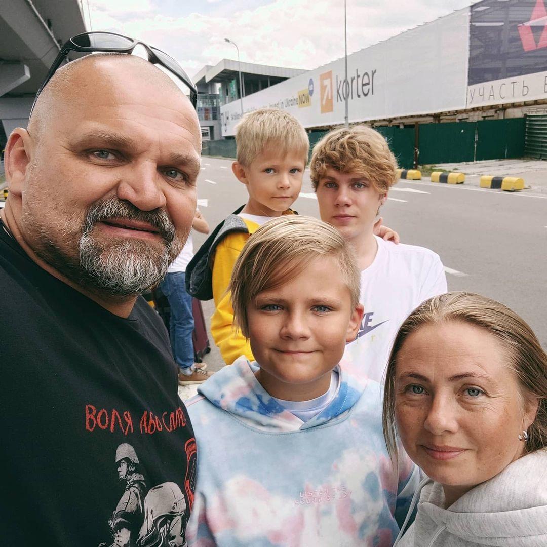 Василий Вирастюк с детьми и экс-женой / фото instagram стронгмена Василий Вирастюк с детьми и экс-женой / фото instagram стронгмена
