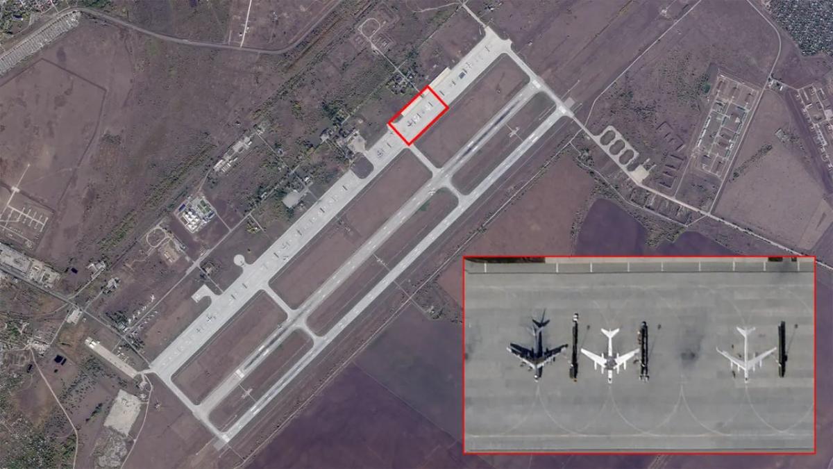 Росіяни намалювали стратегічні бомбардувальники Ту-95 на аеродромі "Енгельс" / Planet Labs Росіяни намалювали стратегічні бомбардувальники Ту-95 на аеродромі "Енгельс" / Planet Labs