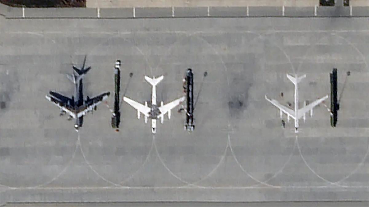 Самолеты на российском аэродроме Энгельс нарисованы с ошибками / фото Planet Labs