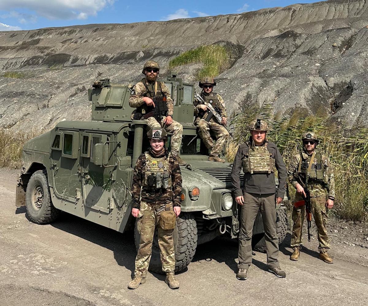 Бригаді, в якій служить легендарна «Пташка», подарували броньований автомобіль / фото з фейсбук-сторінки Андрія Мацоли Бригаді, в якій служить легендарна «Пташка», подарували броньований автомобіль / фото з фейсбук-сторінки Андрія Мацоли