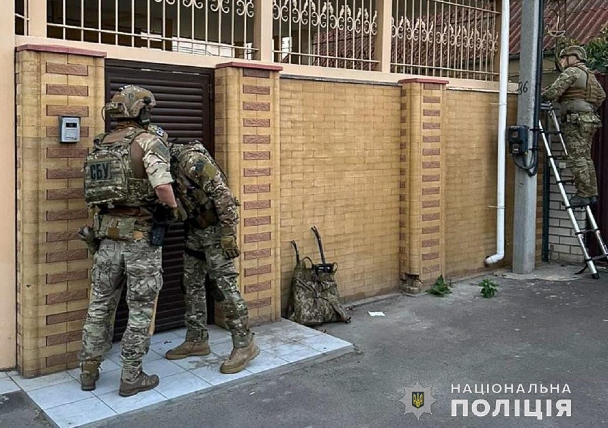 Фигуранты требовали деньги у фермера / фото Нацполиция Фигуранты требовали деньги у фермера / фото Нацполиция
