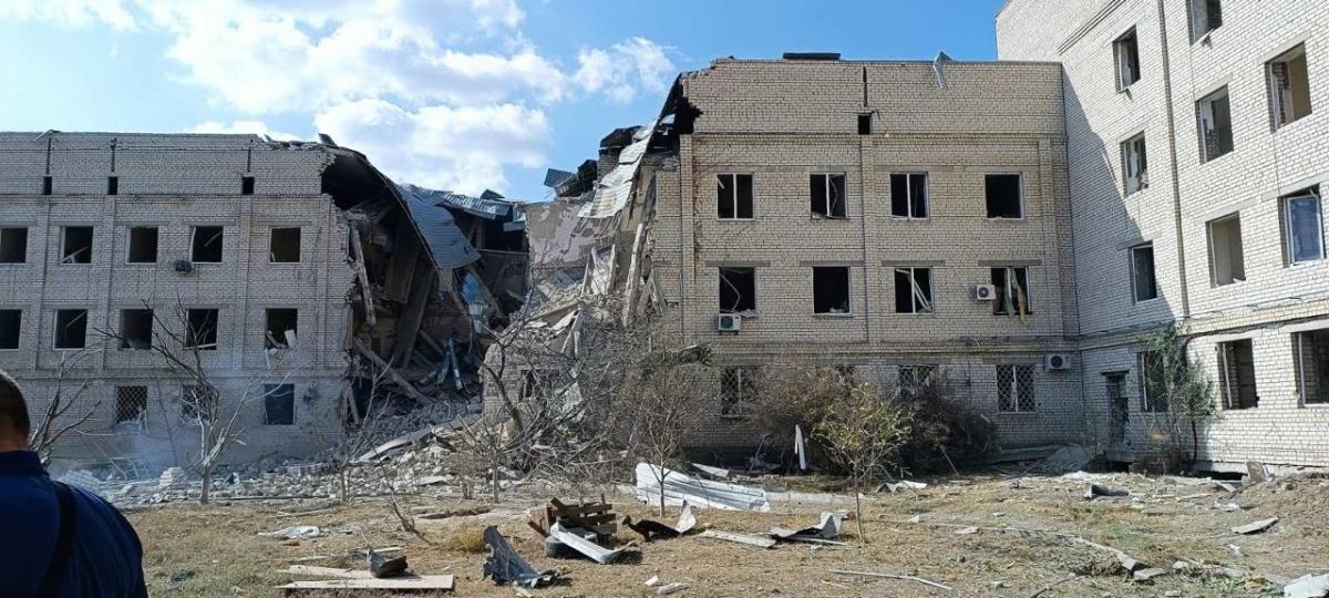 Россияне нанесли прямой удар по больнице в Бериславе (фото) Россияне нанесли прямой удар по больнице в Бериславе (фото)