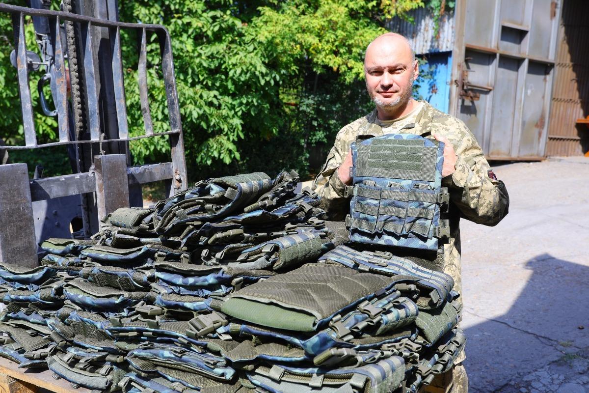 "Сталевий фронт" передав бійцям на Донецькому напрямку партію в 500 бронежилетів / фото metinvest.media "Сталевий фронт" передав бійцям на Донецькому напрямку партію в 500 бронежилетів / фото metinvest.media