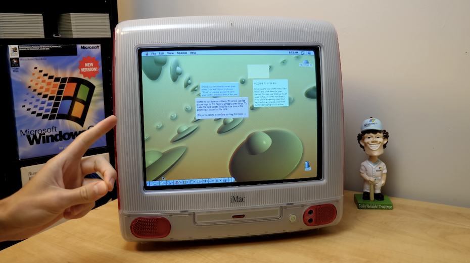 На відео показали iMac 1999 року з сенсорним екраном / Скріншот На відео показали iMac 1999 року з сенсорним екраном / Скріншот
