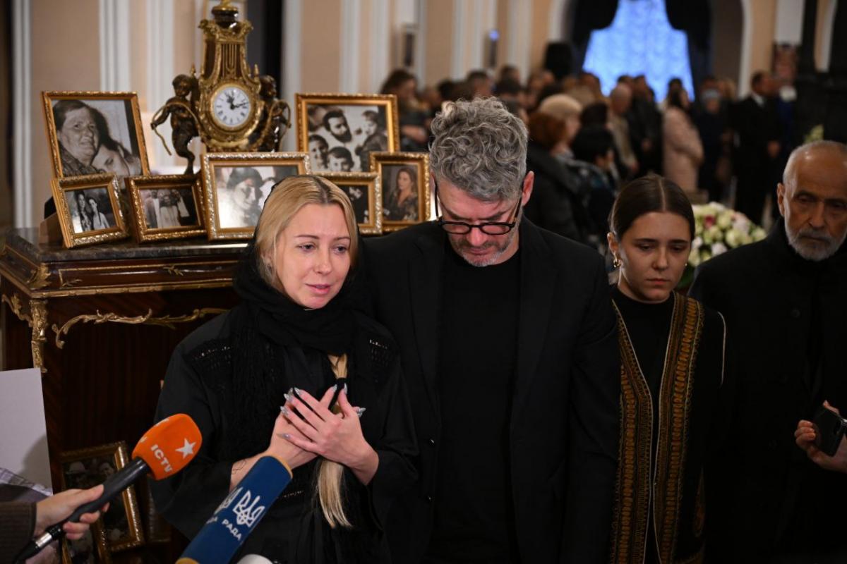 Тоня Матвієнко на похоронах мами / фото УНІАН, В'ячеслав Ратинський Тоня Матвієнко на похоронах мами / фото УНІАН, В'ячеслав Ратинський