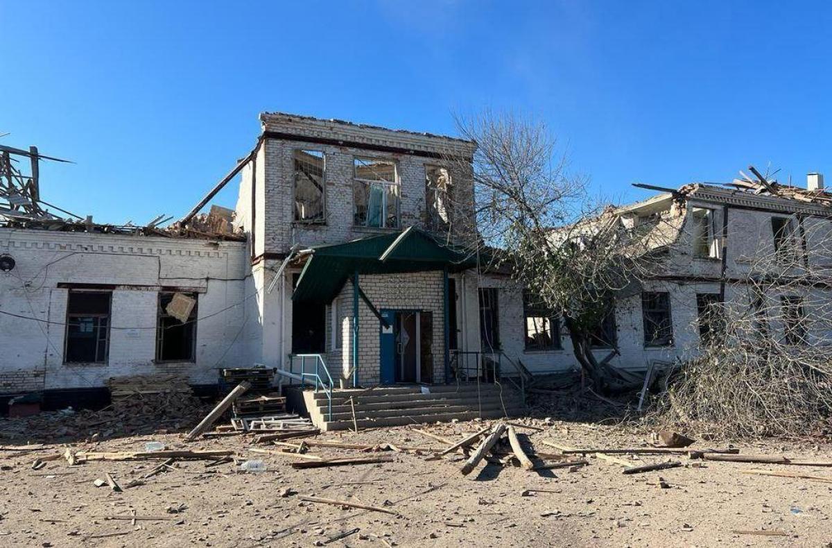 Будівля гімназії зазнала серйозних руйнувань / фото Сергій Лисак Будівля гімназії зазнала серйозних руйнувань / фото Сергій Лисак