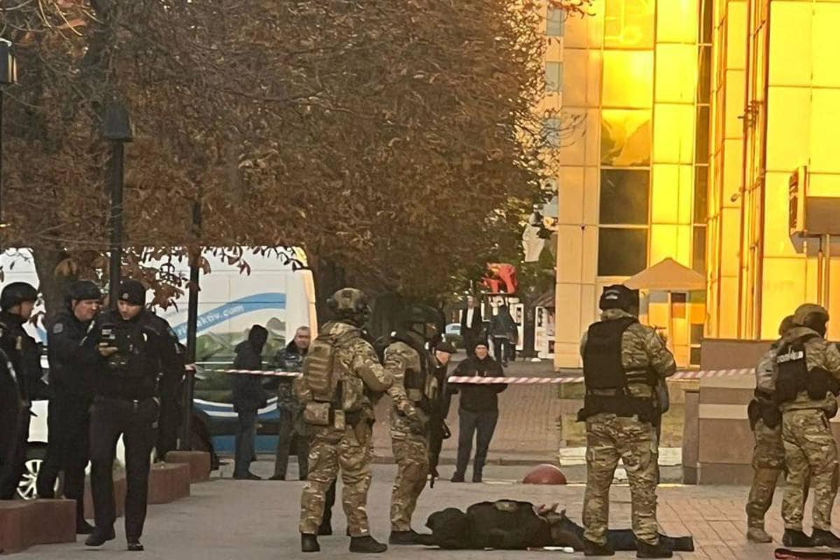 В Киеве задержали злоумышленника, захватившего бизнес-центр / фото facebook.com/UA.KyivPolice В Киеве задержали злоумышленника, захватившего бизнес-центр / фото facebook.com/UA.KyivPolice