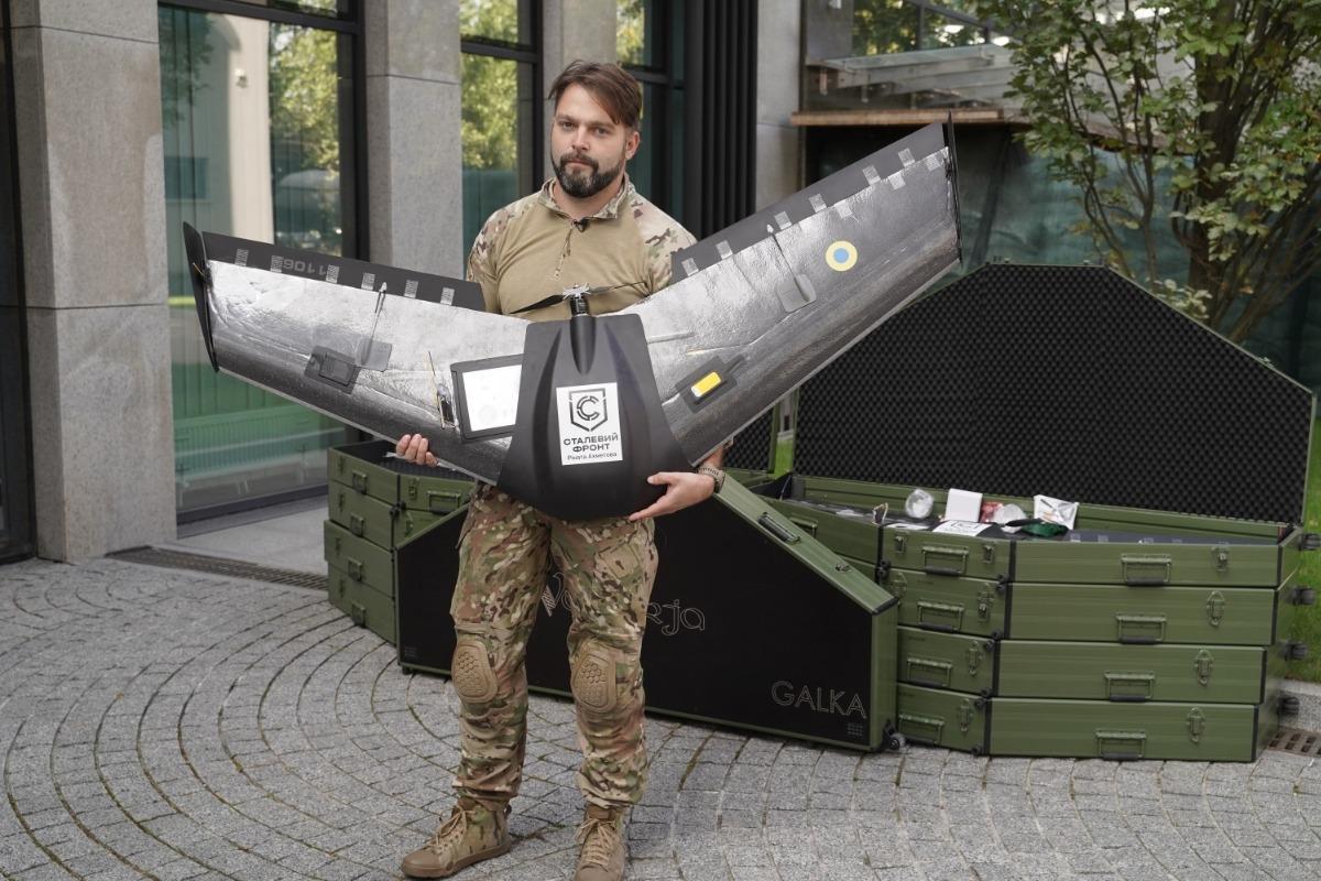 'Ми маємо повернутися у Донецьк': топменеджер Шахтаря отримав військову техніку від 'Сталевого фронту' Ахметова 'Ми маємо повернутися у Донецьк': топменеджер Шахтаря отримав військову техніку від 'Сталевого фронту' Ахметова