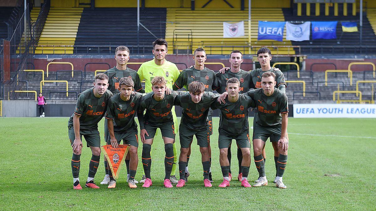 Олександр Роспутько (другий праворуч у верхньому ряду) перед грою проти Антверпена / фото ФК Шахтар