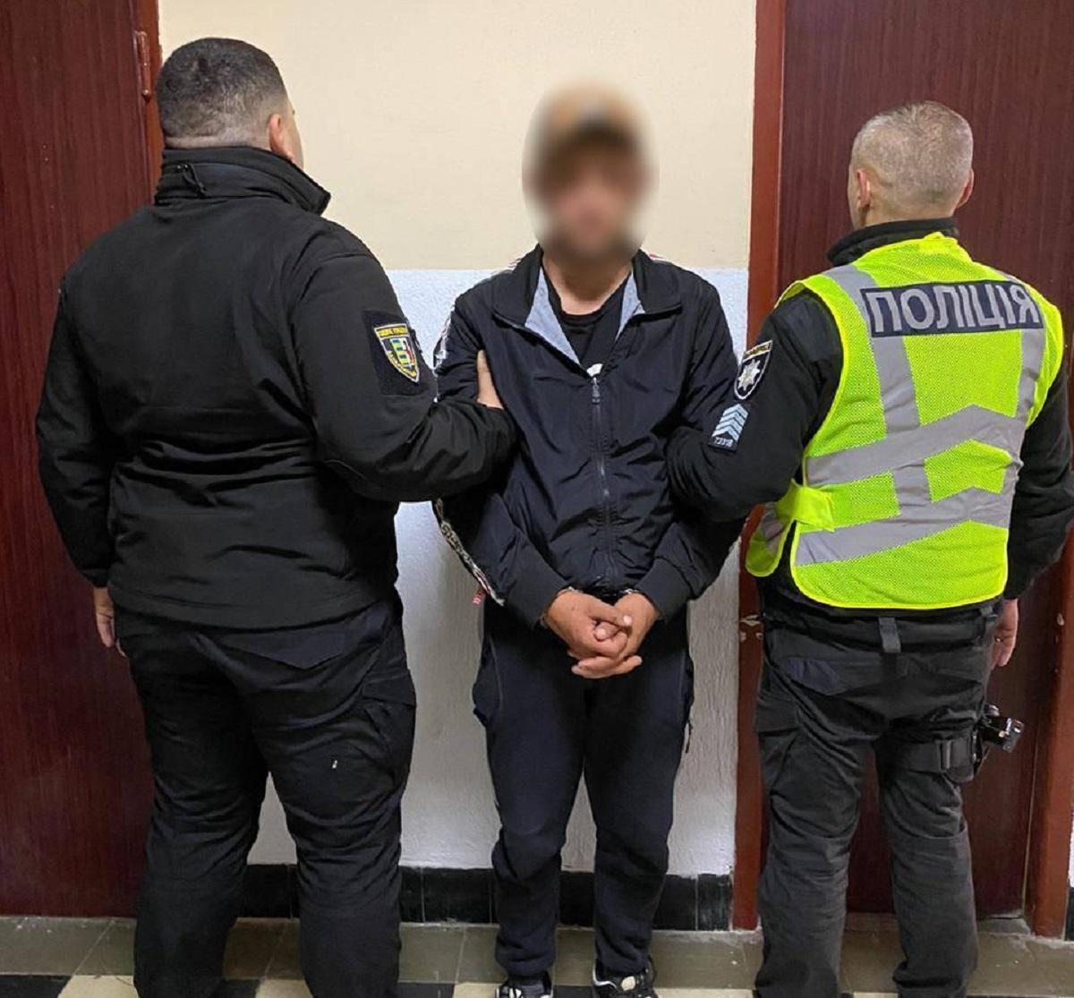 Полицейские задержали подозреваемого / фото zk.npu.gov.ua Полицейские задержали подозреваемого / фото zk.npu.gov.ua